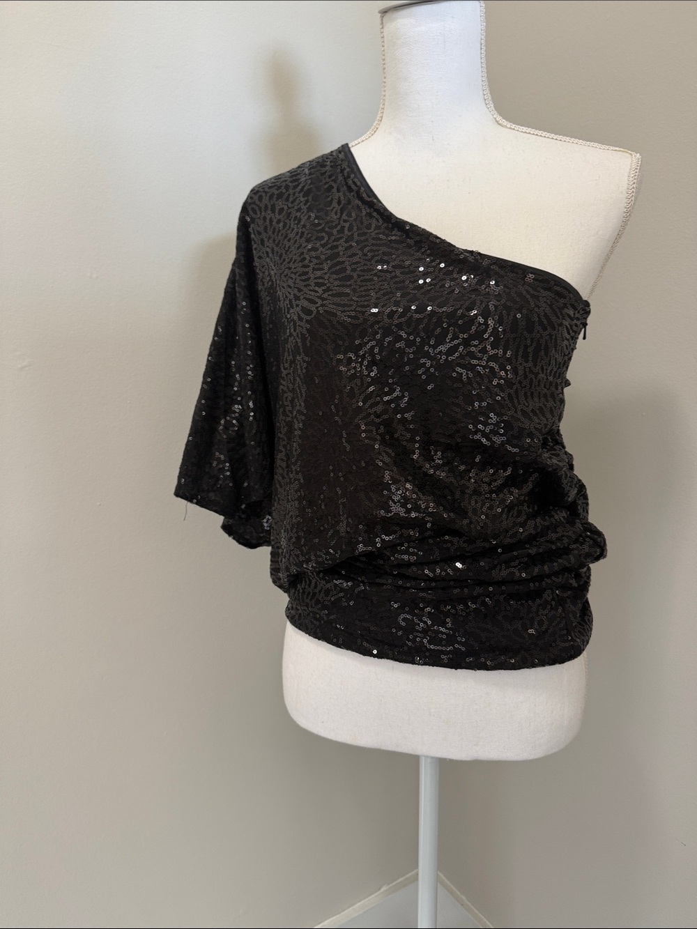 Guess by Marciano Black One-Shoulder Sequin Blouse